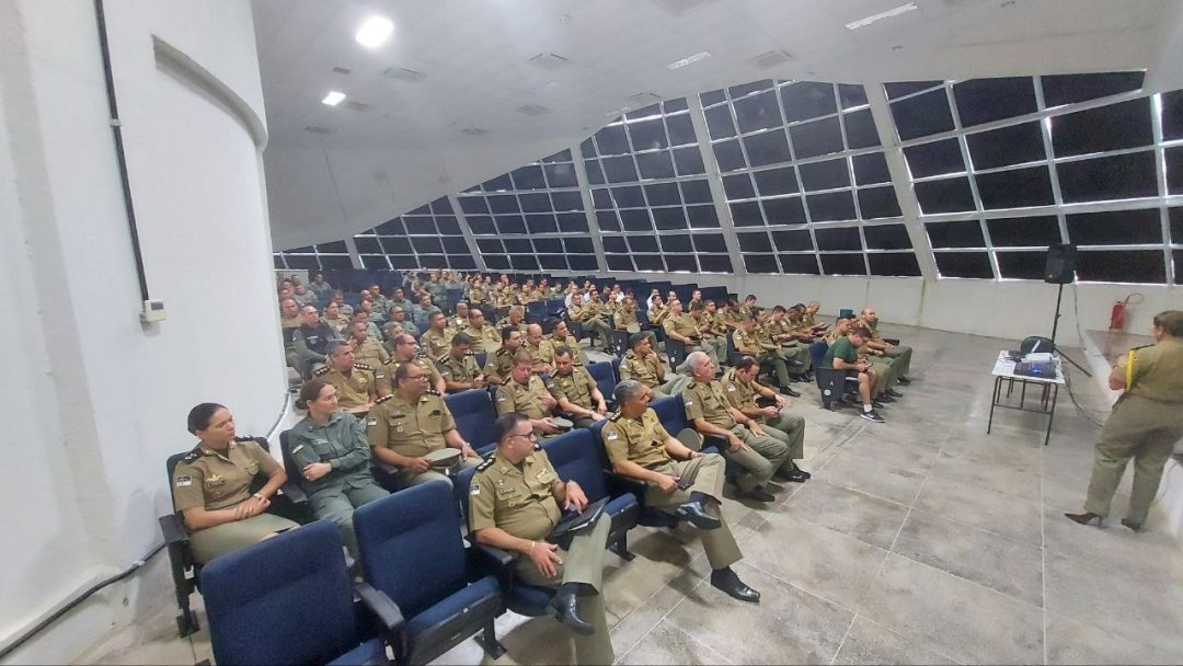Policiais militares em apresentação do Núcleo de Apoio Psicológico no auditório da UFRPE. Foto: Rádio Cultura FM - Guilherme Azevedo.